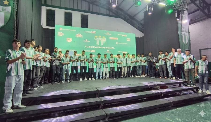 La primera divisi&oacute;n de Estudiantes vistiendo la nueva camiseta del club.